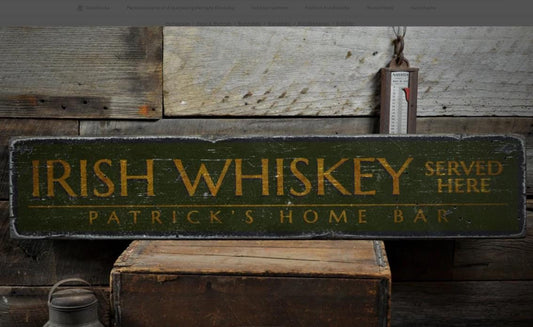 Irish Whiskey Serviert Hier Holzschild, Custom Home Bar Besitzer Name Geschenk, Irish Pub Decor - Rustikales handgemachtes Vintage