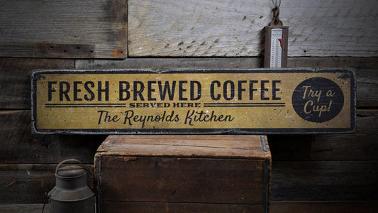 Coffee Vintage Holzschild Frisch gebrühter Kaffee Holzschild, personalisiert Tasse Familienname Küchengeschenk - Rustikale handgemachte